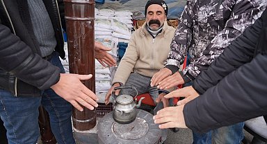 Erzincan'da dondurucu soğuklar pazar esnafına soba kurdurdu