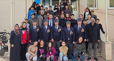 Erzincan'da gaziler ve şehit yakınları öğrencilerle buluştu