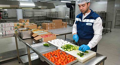 Esenyurt Belediyesi onları yalnız bırakmıyor: Yaşlı ve engellilerin evinde her gün 'Gönül Sofraları' kuruluyor