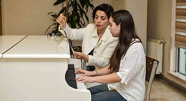 Esenyurt Belediyesi'nden gençlere piyano eğitimi