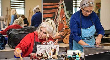 Esenyurt Belediyesi'nden vatandaşlara dekoratif ahşap boyama kursu