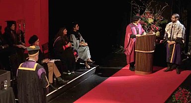 Eski bakanın oğlu Londra'daki mezuniyet töreninde Filistin'e desteğiyle dikkat çekti