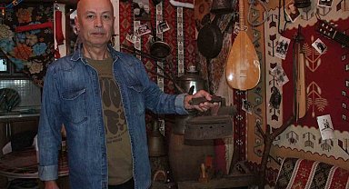 Evinin her köşesini müzeye dönüştürdü