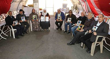 Evlatlarına kavuşan anneler, nöbetteki annelere destek olmaya devam ediyor