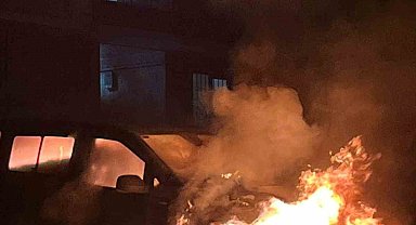 Eyüpsultan'da park halindeki otomobil alev alev yandı