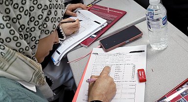 Farklı renk ve kültürlerden insanlar Türkçe'yi, SAMEK'le öğreniyor