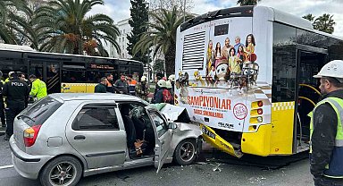 Fatih'te kadın sürücü İETT otobüsüne arkadan çarptı: Otomobildeki 3'ü çocuk 8 kişi yaralandı