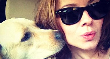 Feci yangında yaşamını yitiren stilist Feray Kanpolat'ın yaşadığı sitede sessizlik hakim