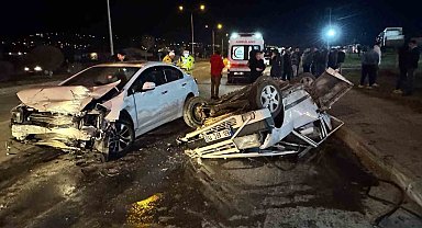 Fiat Tofaş kazada demir yığınına döndü, 3 kişi yaralandı