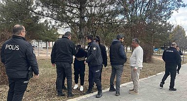 Firari asker kaçtı, polis kovaladı: Kovalamacaya motosiklet sürücüsü de katıldı