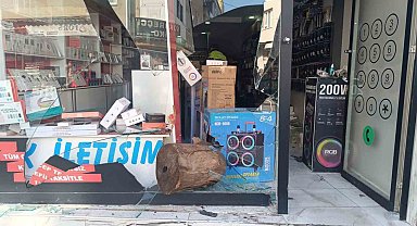 Fren yerine gaza basınca iş yerine daldı