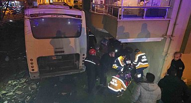 Freni boşalan midibüs park halindeki araçlara çarpıp apartman boşluğuna düştü