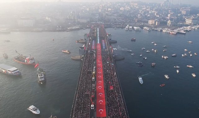 Galata Köprüsü'nde düzenlenen Gazze'ye destek yürüyüşüne balıkçılar tekneleriyle katıldı