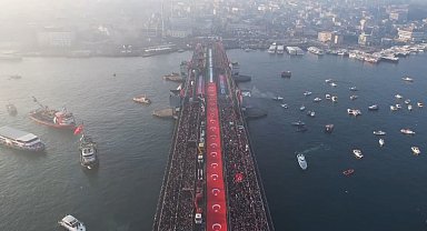 Galata Köprüsü'nde düzenlenen Gazze'ye destek yürüyüşüne balıkçılar tekneleriyle katıldı