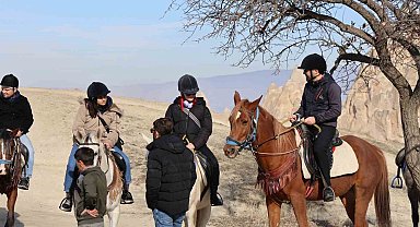 Gazeteciler Kapadokya'yı at sırtında gezdi