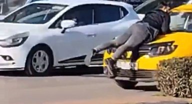 Gaziantep'te bir vatandaş hareket halindeki taksinin üzerine çıktı