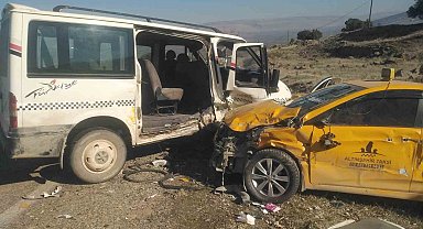 Gaziantep'te hafif ticari araç ile ticari taksi çarpıştı: 7 yaralı