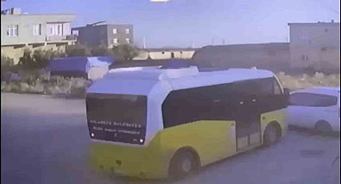 Gaziantep'te minibüs ile hafif ticari araç çarpıştı: 2 yaralı