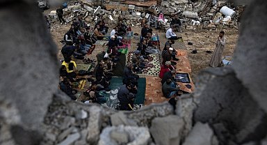 Gazze'de ateşkesin ardından ilk cuma namazı cami enkazında kılındı