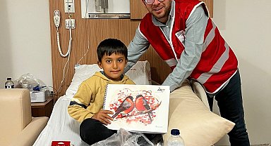 Gediz'de Genç Kızılay gönüllüleri devlet hastanesinde hastaları ziyaret etti