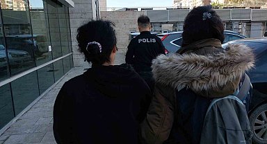 Genç kız ağlayarak cezaevine gitti