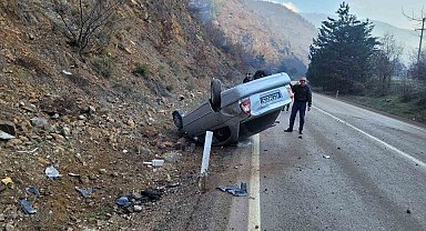 Gizli buzlanma nedeniyle kontrolden çıkan otomobil tepetaklak oldu