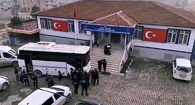 Göçmen kaçakçılarına operasyon: 18 şahıs tutuklandı, 59 göçmen yakalandı