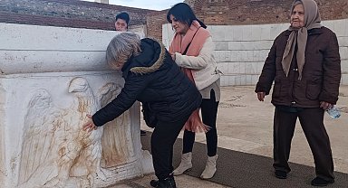 Görme engelliler tarihi dokunarak keşfetti