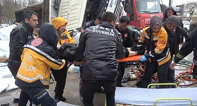 Gübre yüklü kamyon çarpıştığı otomobili metrelerce sürükleyip üzerine devrildi