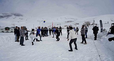 Gümüşhane'nin Yenice Köyü'nde kar voleybolu geleneği 32 yıldır sürüyor