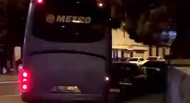 Güngören'de 16 yaşındaki çocuk otobüs kaçırdı, park halindeki araçlara çarptı