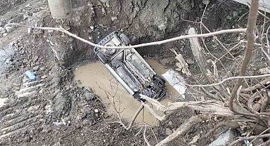 Hafif ticari araç 8 metre yükseklikten çaya uçtu: 3 yaralı