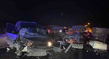 Hafif ticari aracın çarptığı traktör devrildi: 2 ağır yaralı
