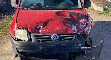 Hafif ticari araçla çarpışan otomobilin sürücüsü yaralandı