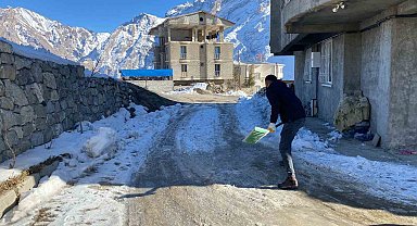 Hakkari'de buzla mücadele çalışmaları sürüyor