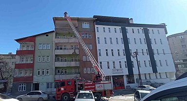 Hakkari'de tehlike saçan buzlar temizlendi