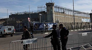 Hamas, 3 İsrailli esiri Kızılhaç'a teslim etti