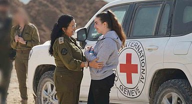 Hamas, İsrailli asker Agam Berger'i Kızılhaç'a teslim etti