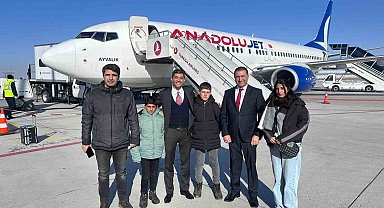 Hamur Kaymakamı Mahir, pilot olma hayali kurulan öğrencilerle havalimanını gezdi