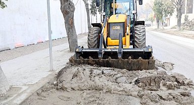 Hatay Büyükşehir yolları temizliyor