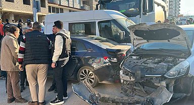 Hatay'da freni patlayan hafriyat kamyonu 5 aracı biçti: 3 yaralı