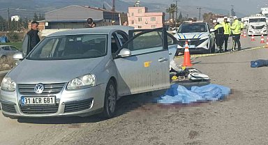 Hatay'da otomobilin yola savurduğu motosikletli kamyonetin çarpması sonucu hayatını kaybetti
