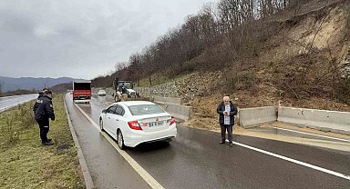 Heyelan ilçe yolunu kapattı