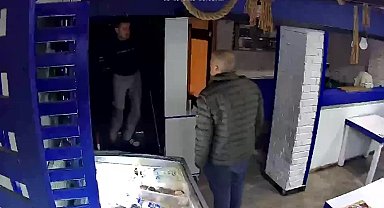 Hırsızlık için girdiği balıkçıda çalışan ile göz göz geldi, 'tuvaletim var' dedi