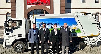 Hisarcık İlçe Özel İdaresine hibe yeni çöp toplama kamyonu ve 65 çöp konteyneri
