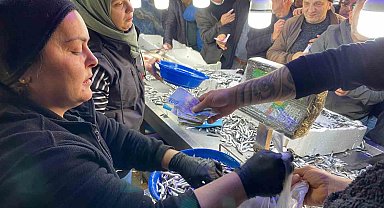 Hopa'da 30 liralık hamsiye yoğun ilgi