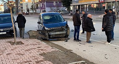 İki hafif ticari aracın çarpıştığı kaza kamerada