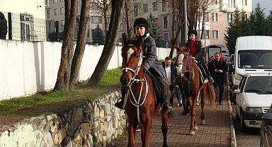 İki kardeş karnelerini atlarla almaya geldi