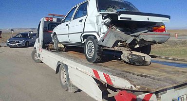 İki otomobilin çarpıştığı kazada sürücüler yaralandı