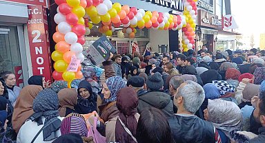 İndirimli ürünleri almak isteyenler mağaza önünü miting alanına çevirdi